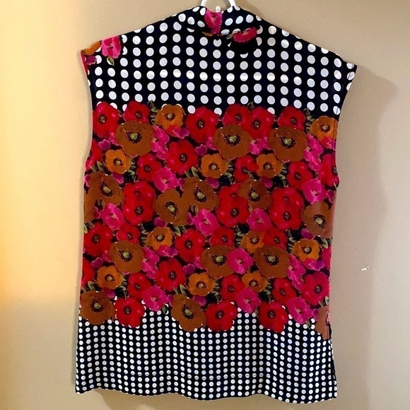 350. 🇨🇦 Femme de Carriere Sleeveless Blouse. Bright floral black and white. - Picture 11 of 11